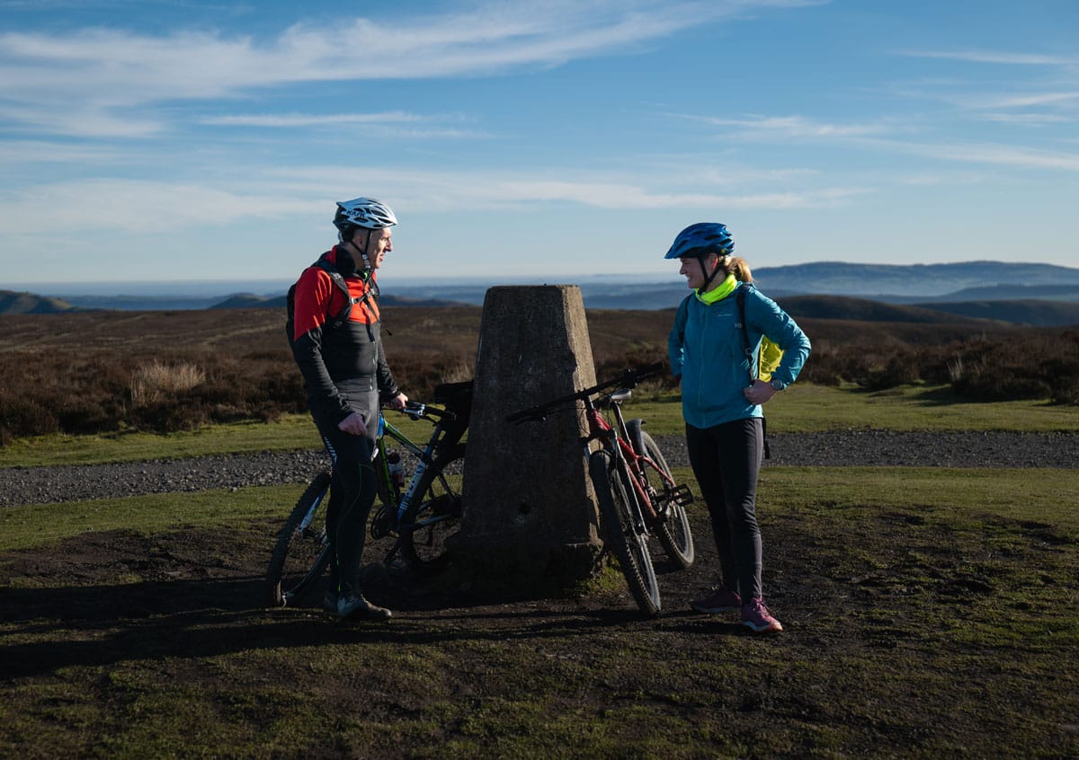 Cyclers at pole bank<br />

