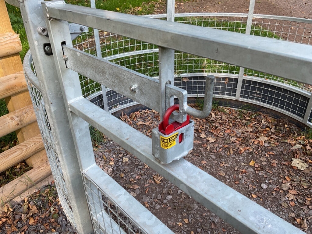 Picture showing a lock used on a kissing gate in Darnford Brook.