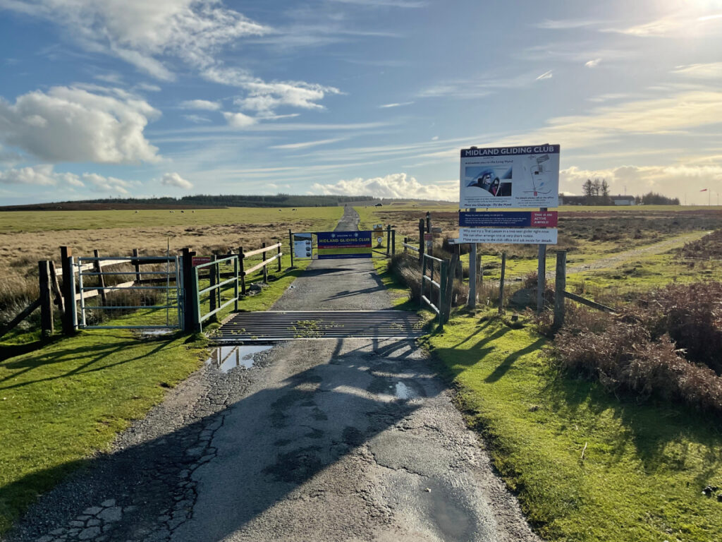 Photo showing the entrance of the gliding club.
